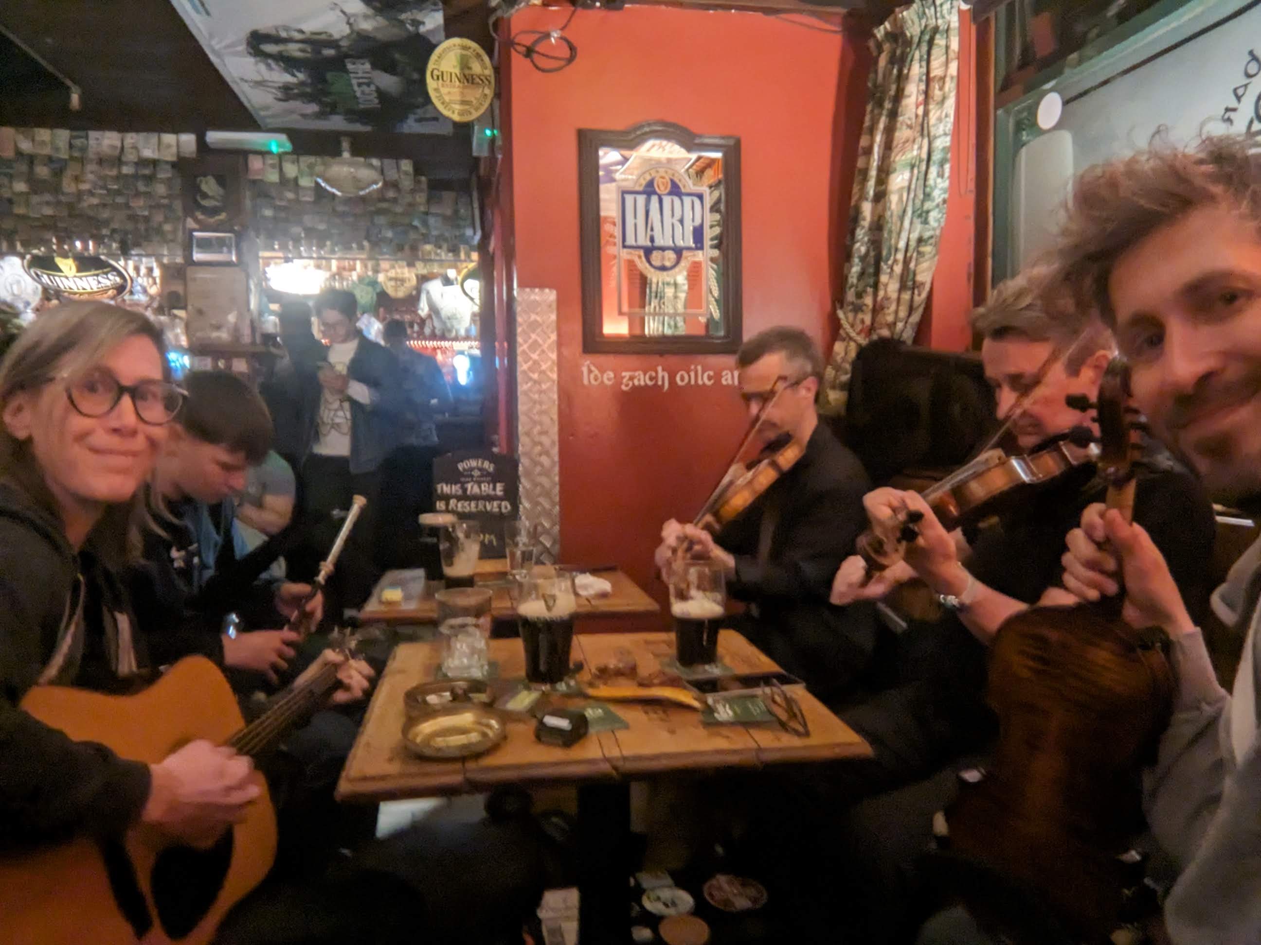 Tradiční session v baru Madden's, Belfast | Foto: Honza Bartošek