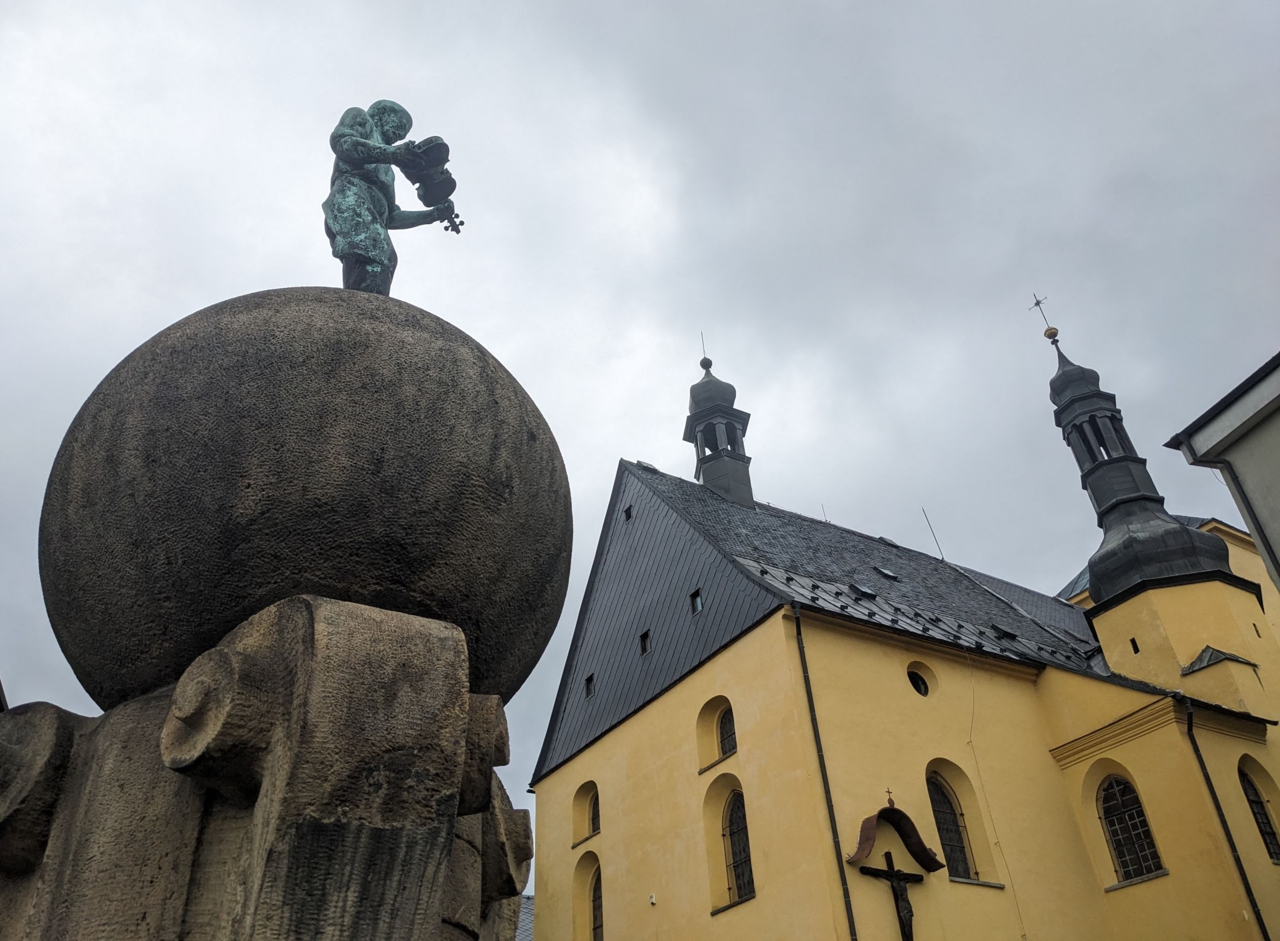 Luby a Markneukirchen jsou příbuzná města, proto mají obě sochu houslaře | Foto: Honza Bartošek