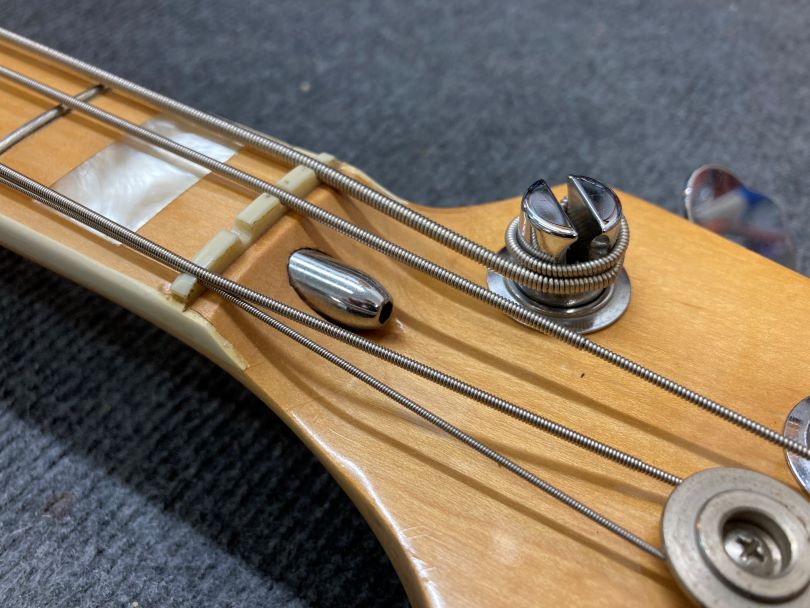 Bullet truss rod neboli výztuha krku ve tvaru kulky se dávala na Fendery v 70. letech