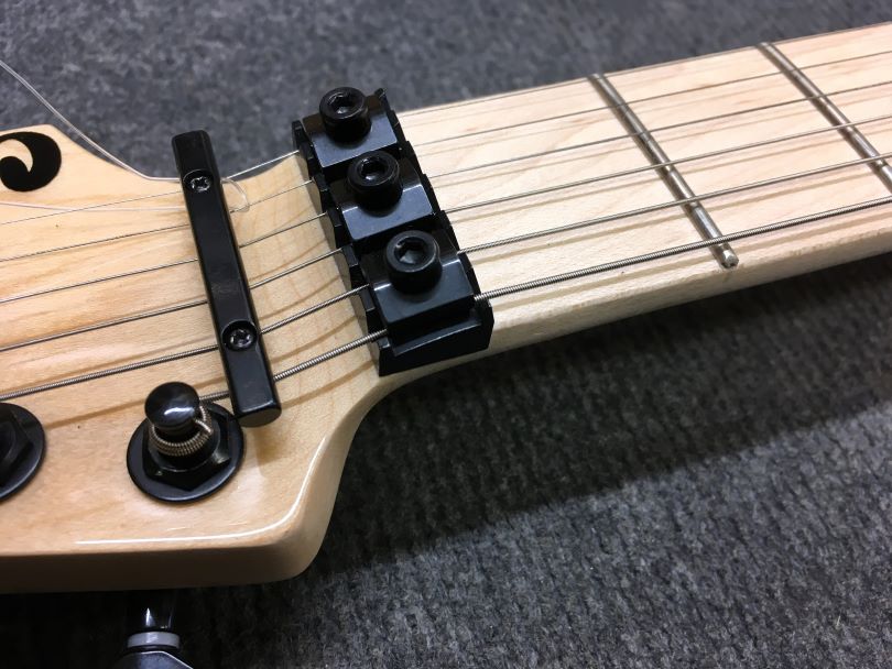 Zámek nultého pražce u kytary s tremolem typu Floyd Rose