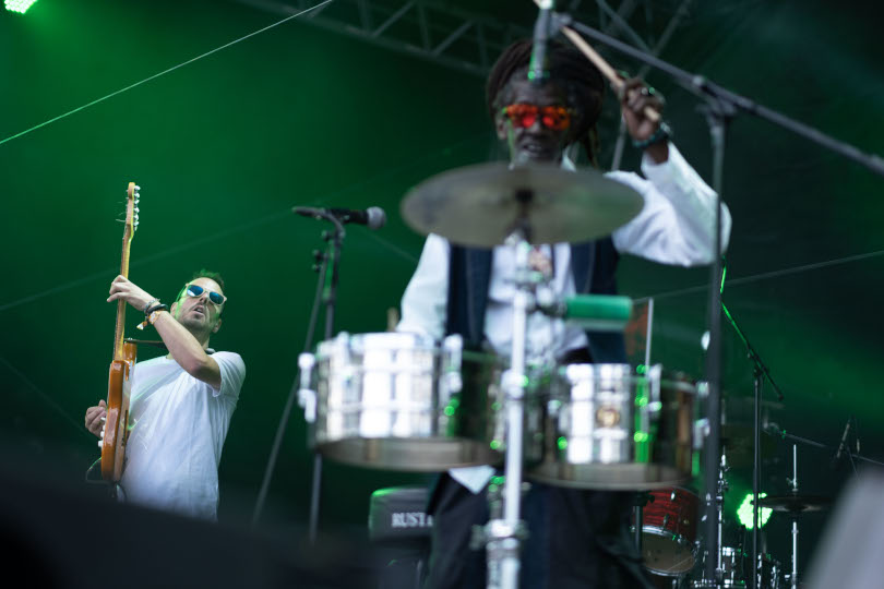 Pavel Šmíd a Cheikh Lô na Colours of Ostrava. | Foto: Michaela Sošková