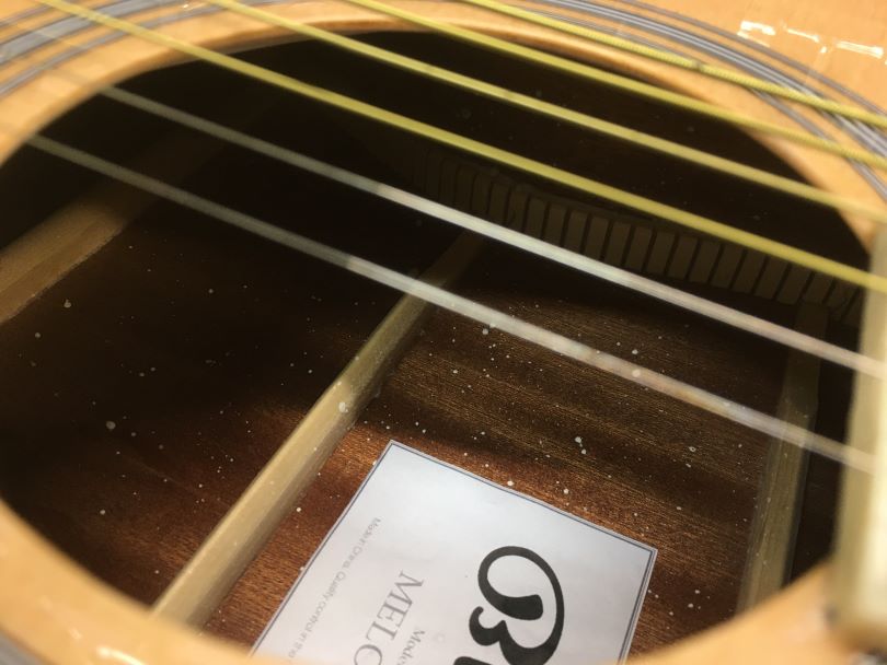 U levných kytar při výrobě mnohdy není čas na dodělání detailů