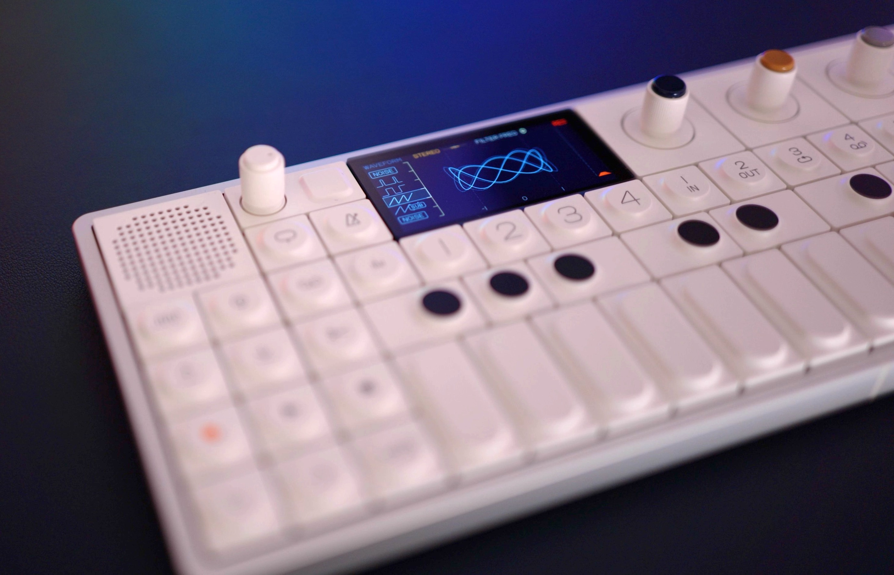 Teenage Engineering OP-1 field (foto Dušan Krejdl)