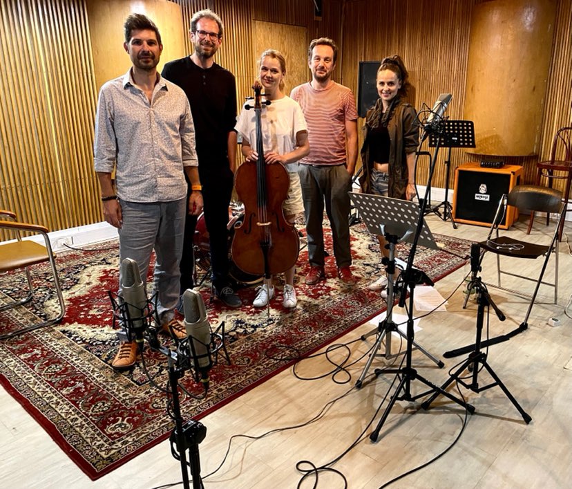 Producent seriálu Portrety Wojenne. Kobiety Dawid Janicki, skladatel Maciek Dobrowolski, violoncellistka Dobrawa Czocher, režisér Jędras Bączyk, Marika Koasidis | FOTO: Marika Koasidis