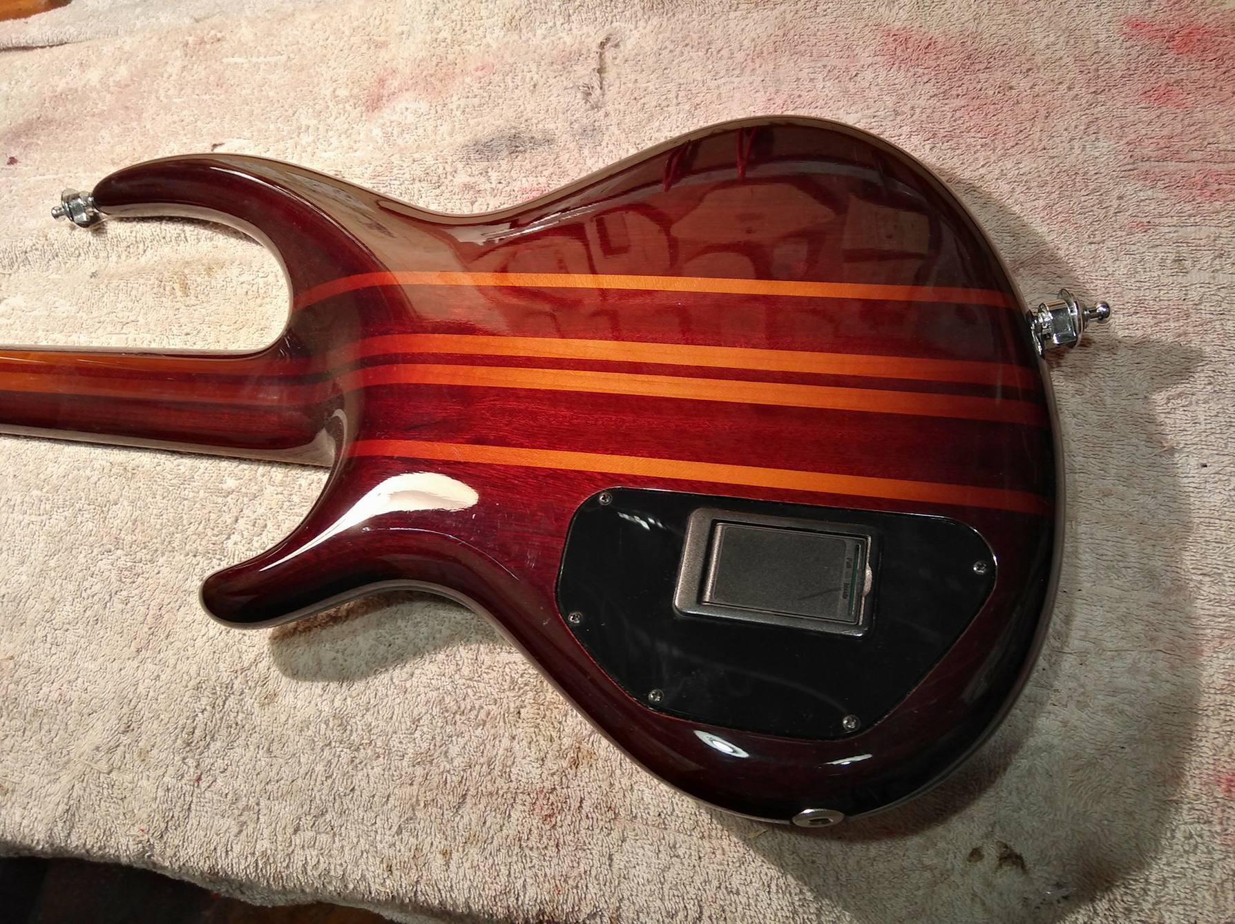 Typický Jirkův nástroj hrdě ukazuje sendvič dřev l foto: facebook Mázl Custom Guitars
