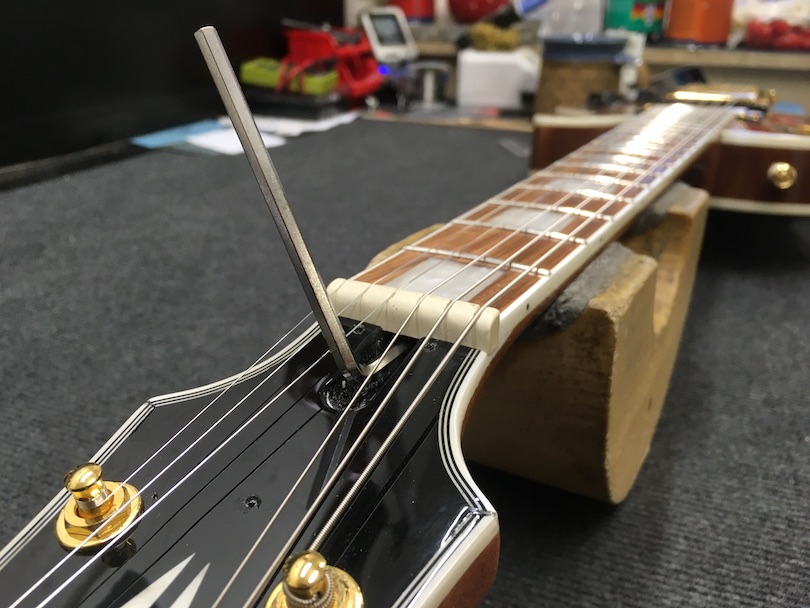 Výztuhu krku můžete u většiny kytar nastavit pomocí imbusového klíče