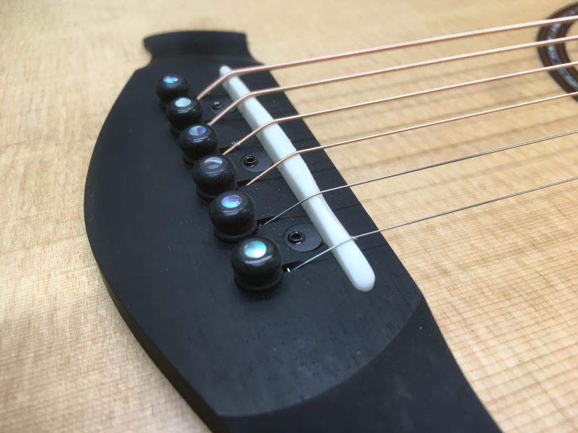 U kvalitních kytar se používají vysoce kvalitní materiály na sedlové nebo nulté pražce
