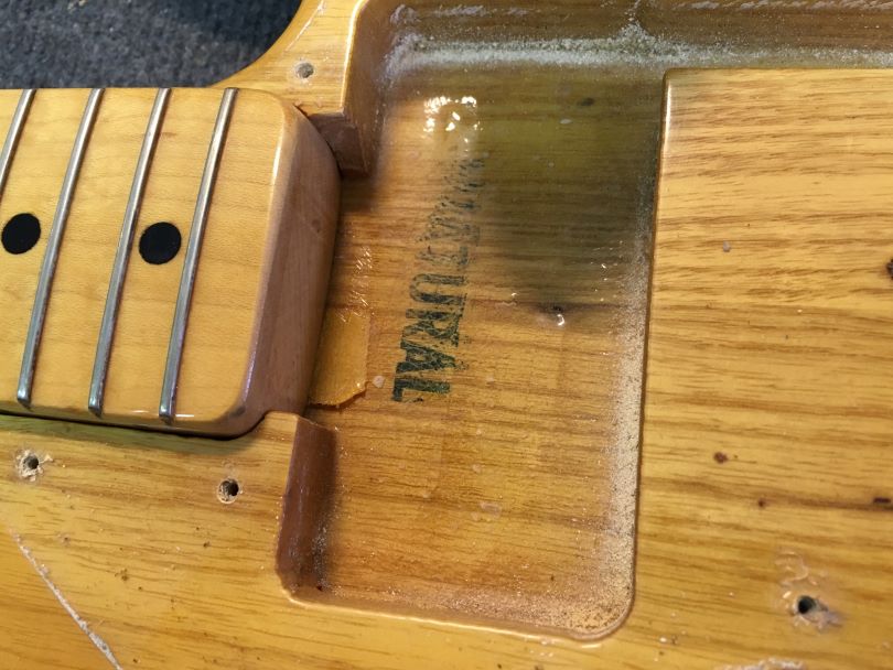 Telecaster Thinline ze sedmdesátých let nese známky prodělaných cyklů sesychání a zvlhčování a proto je mezera mezi krkem a kapsou větší a nepravidelná