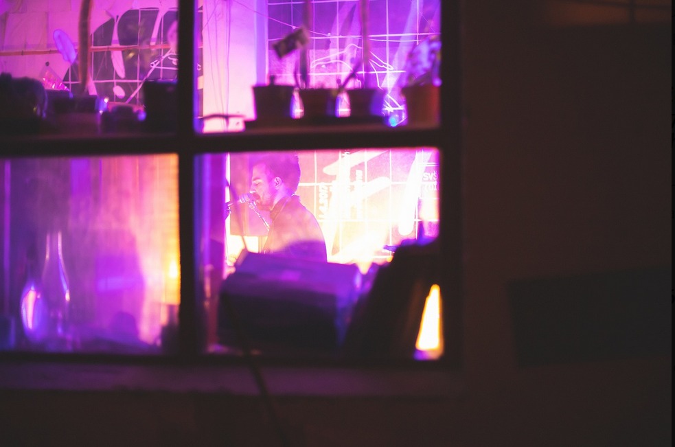 Sdílená energie – i když třeba vychází ze skepse nebo nejistoty – je něčím, co nás může posunout dál. | Foto: Kristýna Padrtová, Full Moon