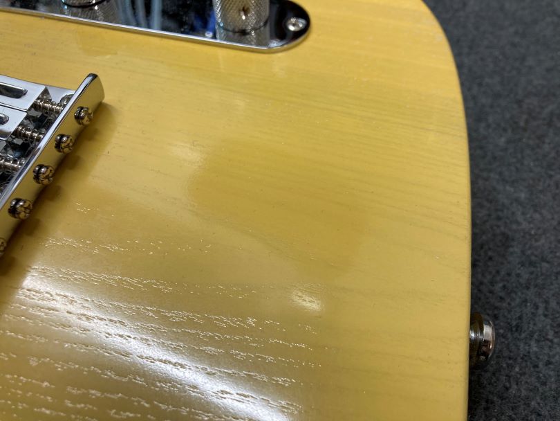 Fender pod blond laky dává výhradně jasanové dřevo