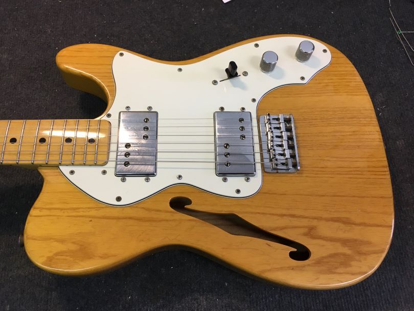 Tento Telecaster Thinline ze sedmdesátých let má tělo z jasanu.