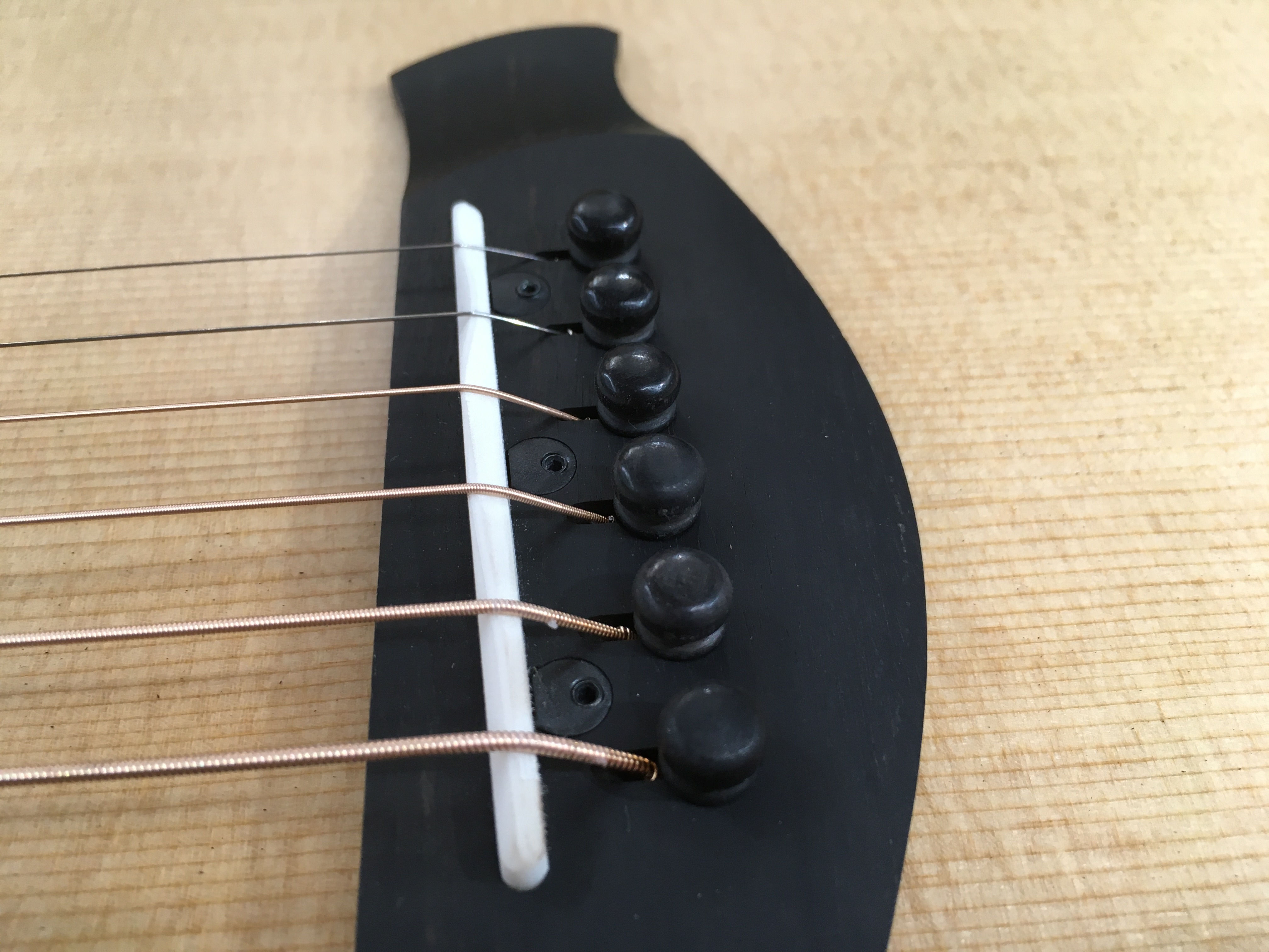 Tři senzory umístěné za sedlovým pražcem na kytaře Taylor
