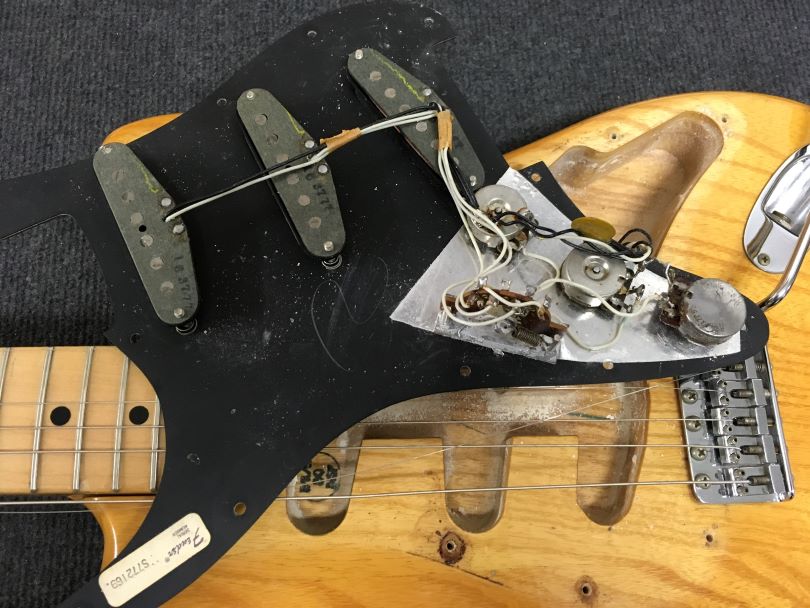 Fender Stratocaster z roku 1977 se stejně datovanými snímači grey bottom