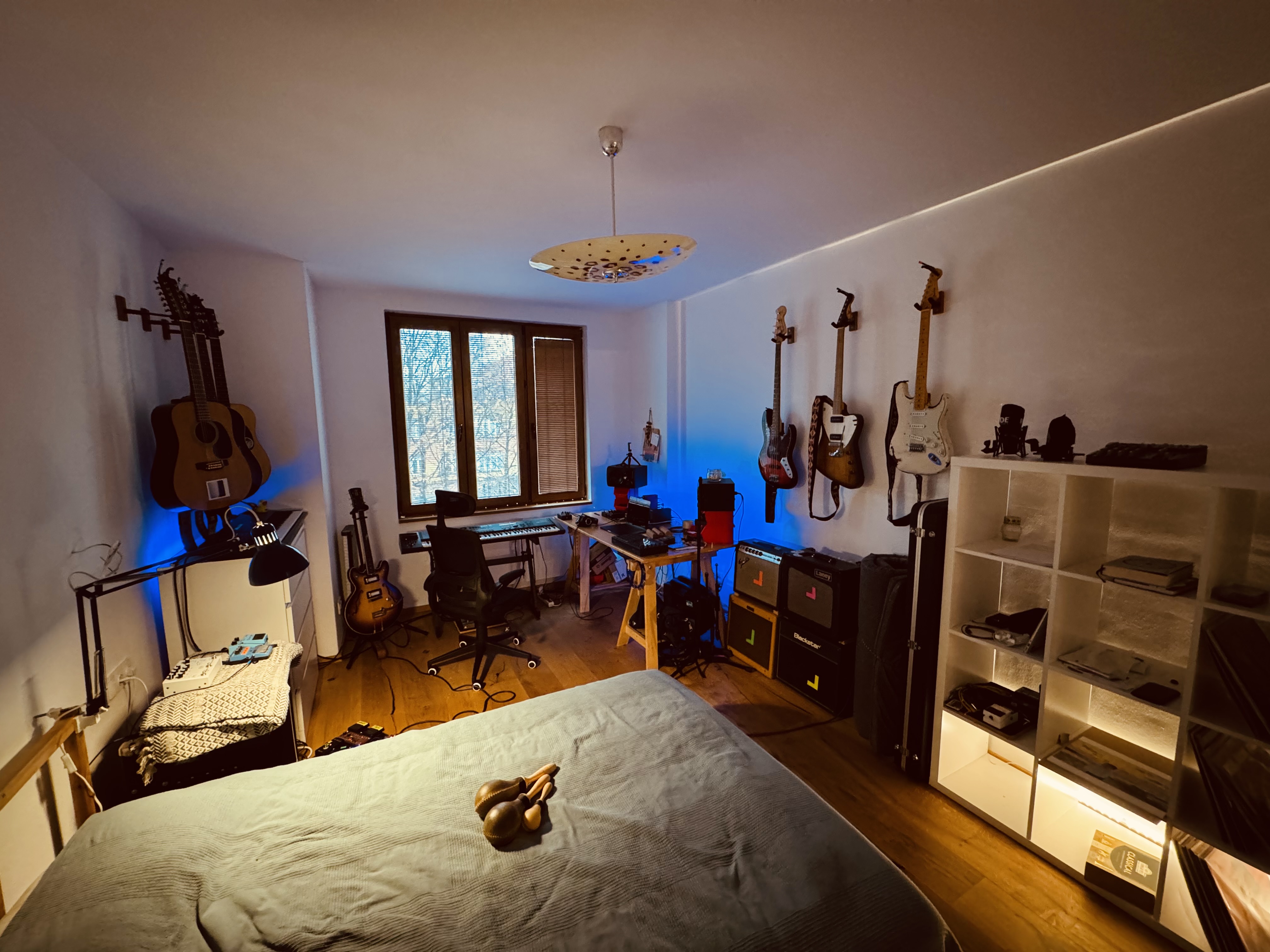 Mé domácí studio je útočištěm, kde se sem tam dějou věci. Výjimečně je uklizeno.