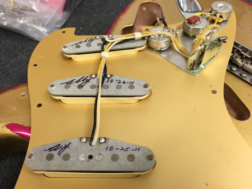Snímače Fender, které vinula slavná Abigail Ybarra (Abby) v roce 2011 pro Custom Shop Stratocaster