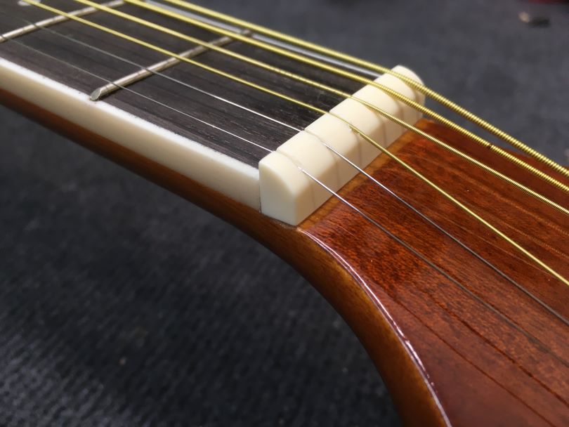 U levných kytar se pro nulté pražce používá hodně měkký plast, který se rychle opotřebuje