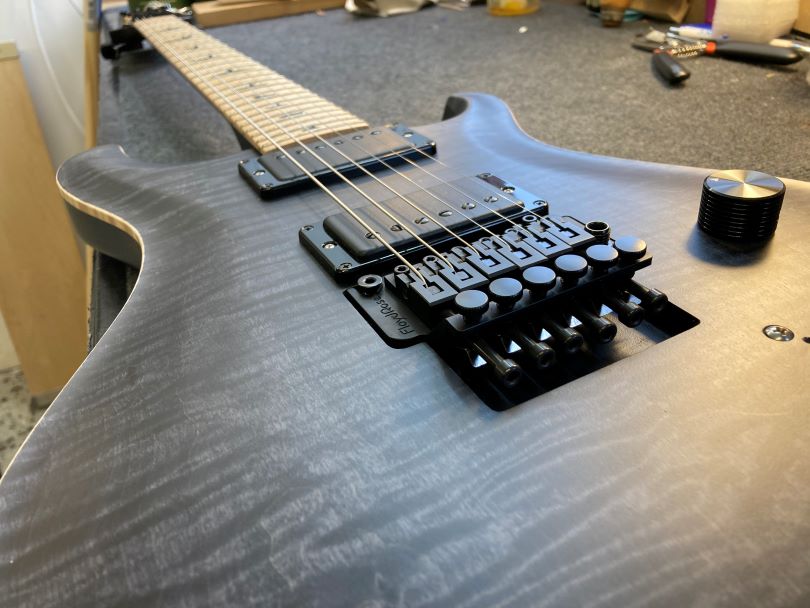 Celá kytara s Floyd Rose bude ideálně fungovat seřízená a s novými strunami