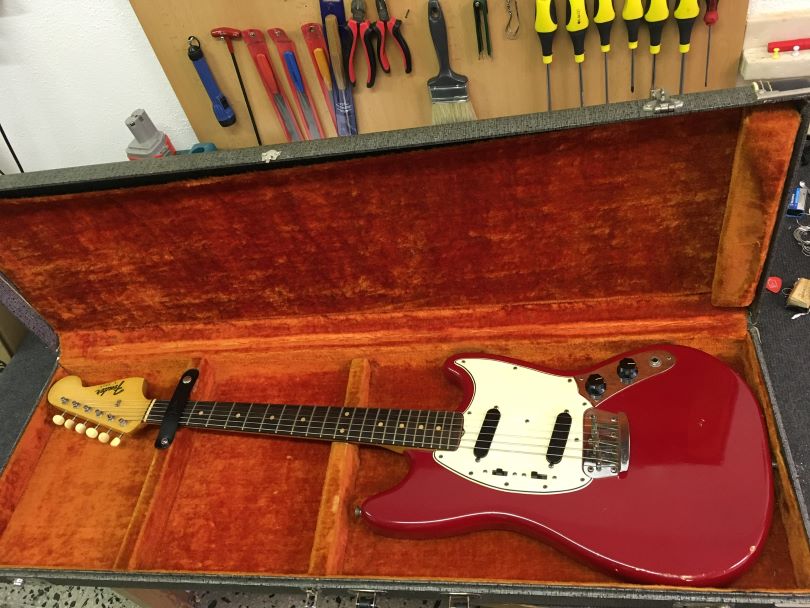 Fender Duo Sonic ll z roku 1966 už s delší menzurou 24 palců