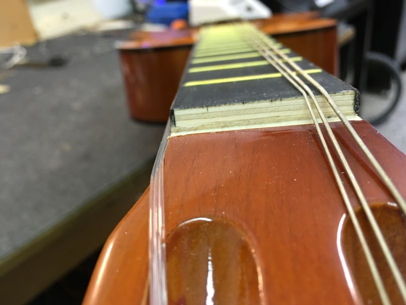 Takto může vypadat konstrukce krku a hmatníku na čínských kytarách