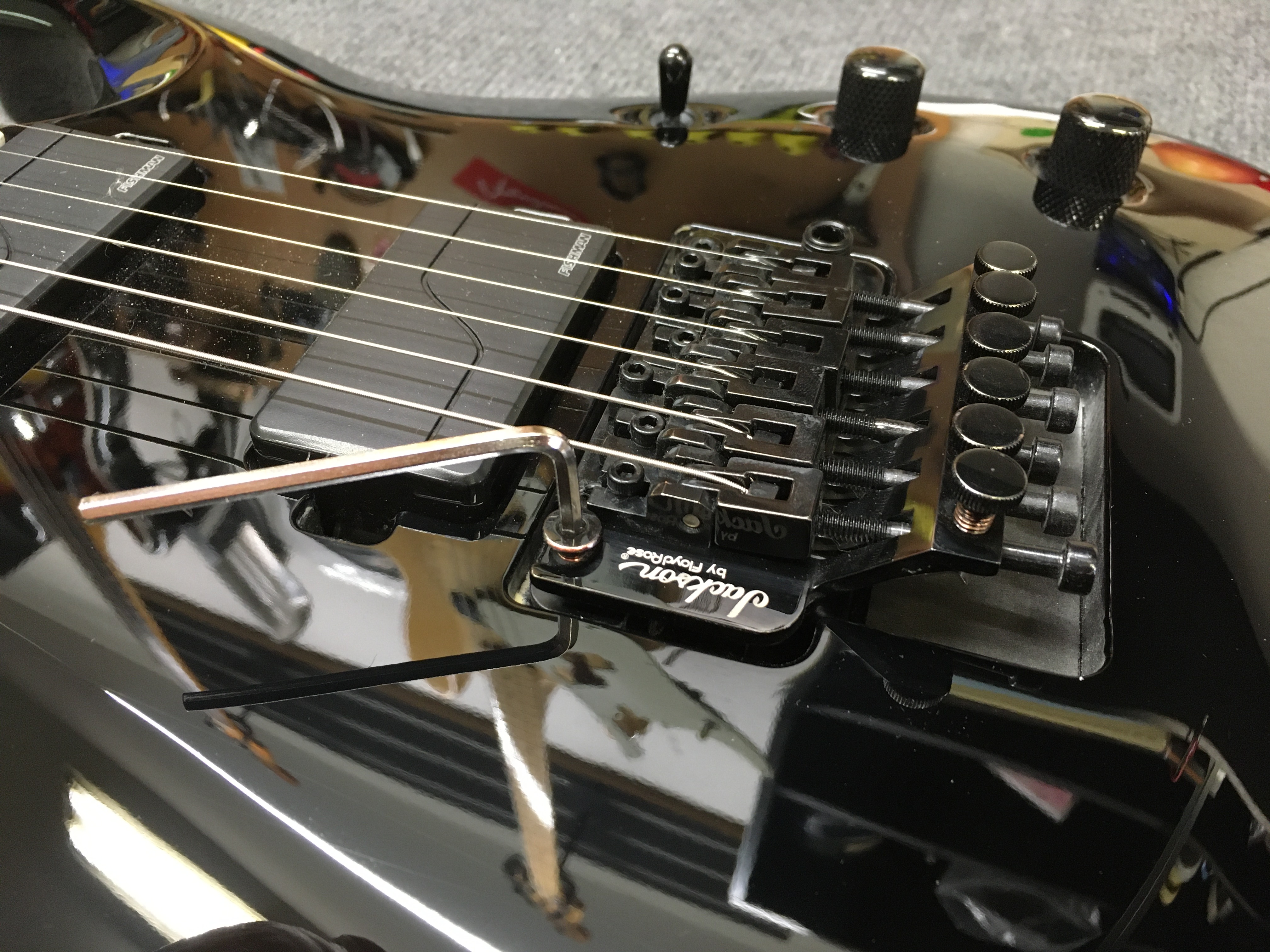 Dohmat na kobylkách tupu Floyd Rose se nastavuje pomocí dvou pivotů, o které je kobylka zapřená. Jejich otáčením se kobylka nastaví do požadované výšky.