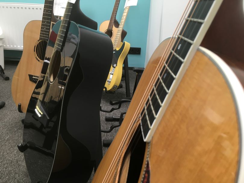 Při použití účinného zvlhčovače můžete v uzavřené a neprůchodné místnosti zvlhčovat libovolné množství kytar najednou
