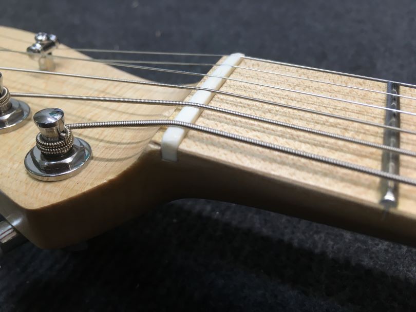 Nultý pražec z kosti je ideální řešení pro každou kytaru