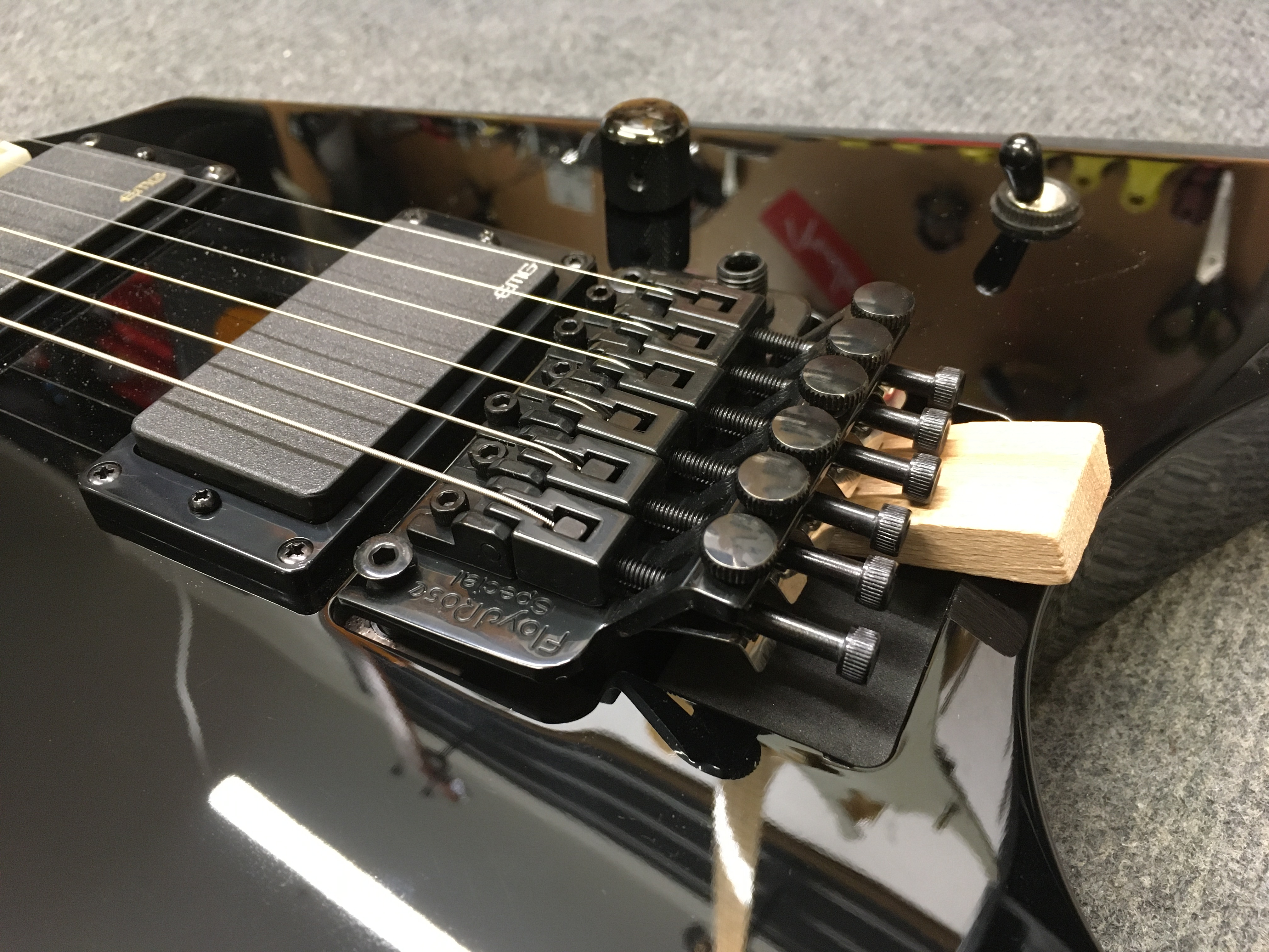 Při výměně strun na kobylce typu Floyd Rose si lze kobylku zablokovat dřevěným klínkem aby se nehýbalo