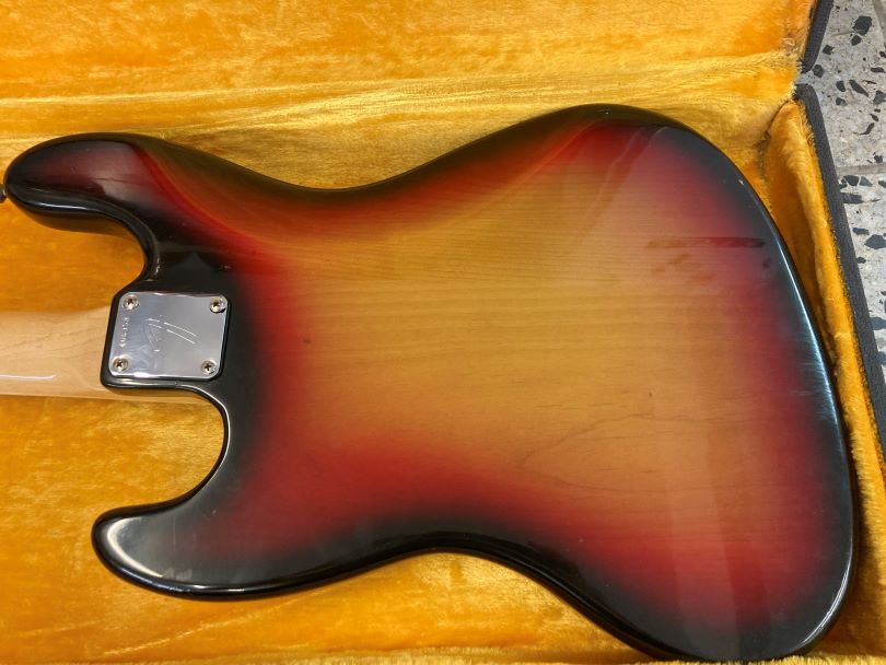 Zachovalý sunburst z roku 1973.