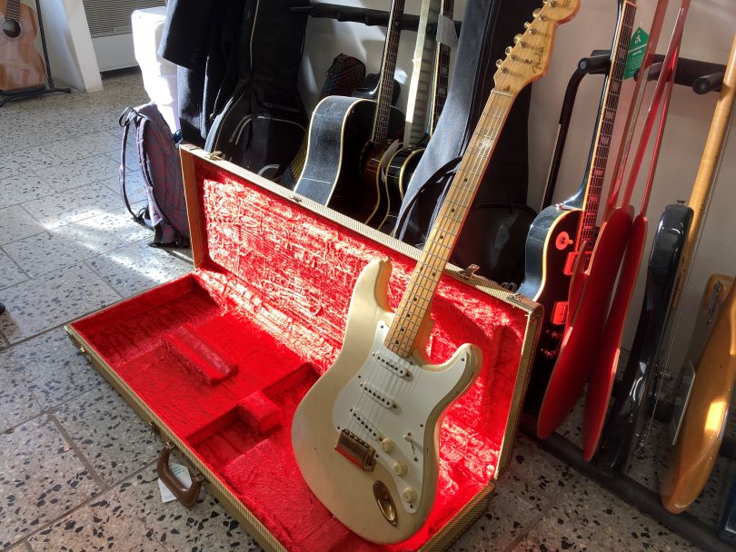 Fender Custom Shop v dnešní době představuje možnost hrát na kvalitní modely dělané podle standardů zlaté éry