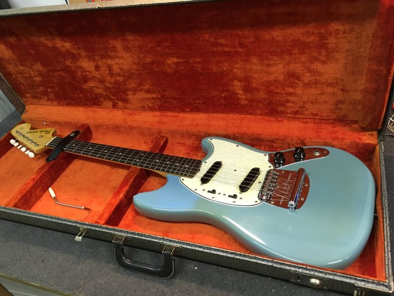 Fender Mustang z roku 1966 s menzurou 24 palců