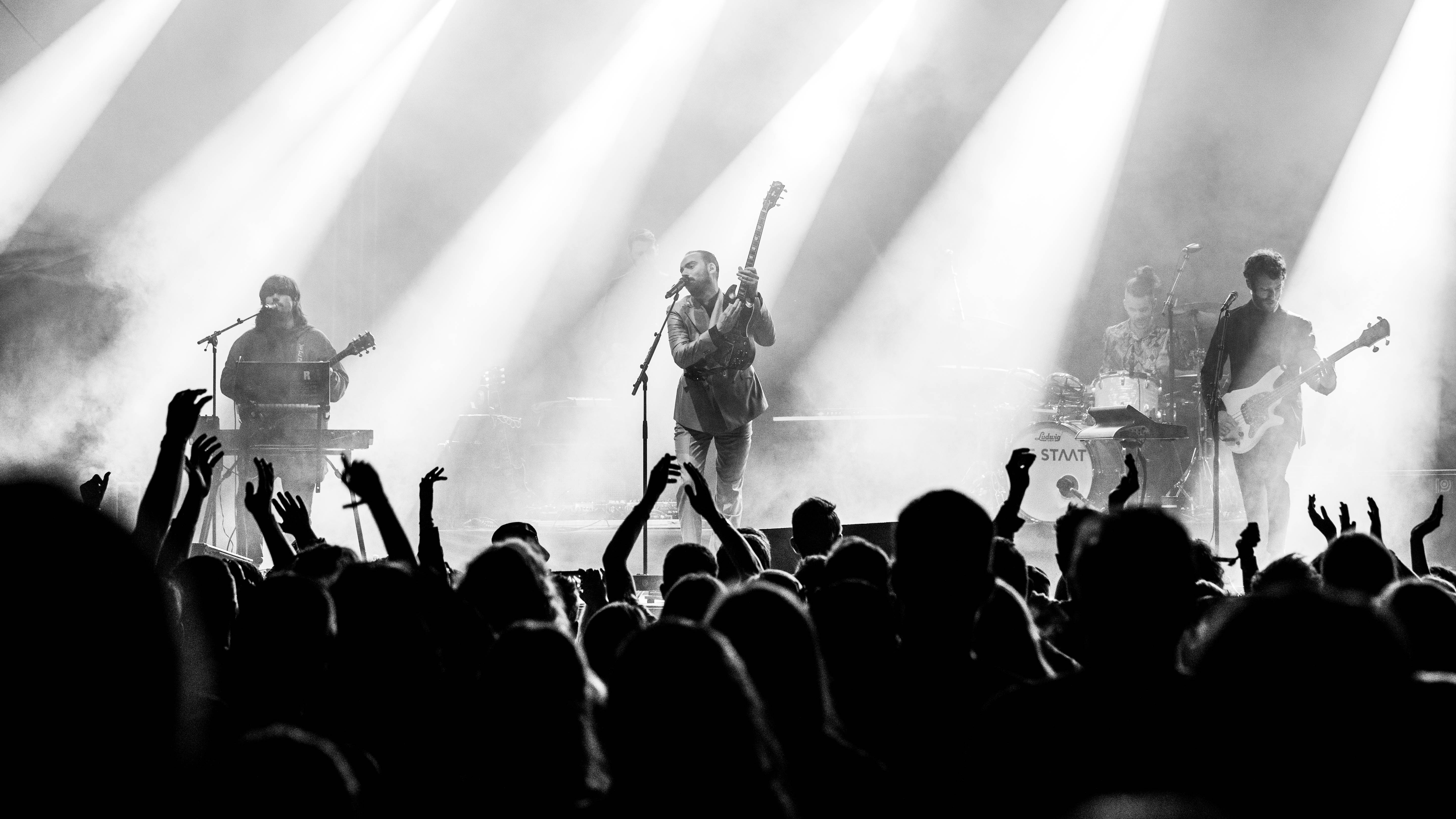 De Staat na RfP Hope odehráli strhující koncert i přes náhlé přerušení vzniklé kolapsem jedné z návštěvnic a jejím odvozem zdravotníky | Foto: Daniel Válek, Rock for People