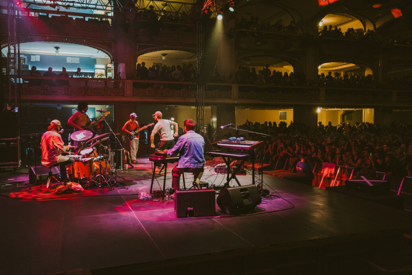 Po vyprodané Lucerně je návrat Maca DeMarca do Prahy jasným signálem, že jeho hudba u českého publika pevně zakořenila. | Foto: Mária Karĺaková