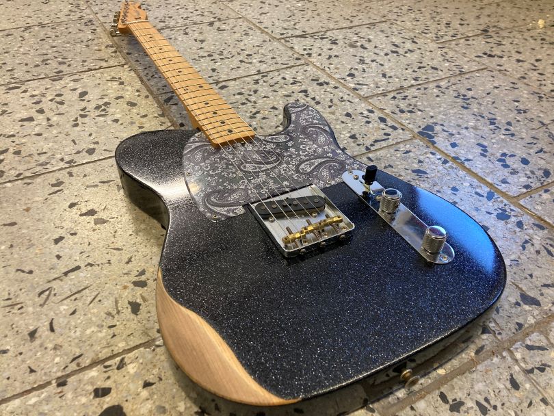 Moderní Fender Esquire se schovaným krkovým snímačem pod pickguardem