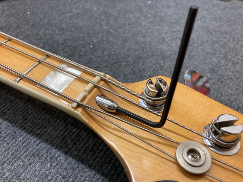 Tzv. bullet truss rod, neboli kulka