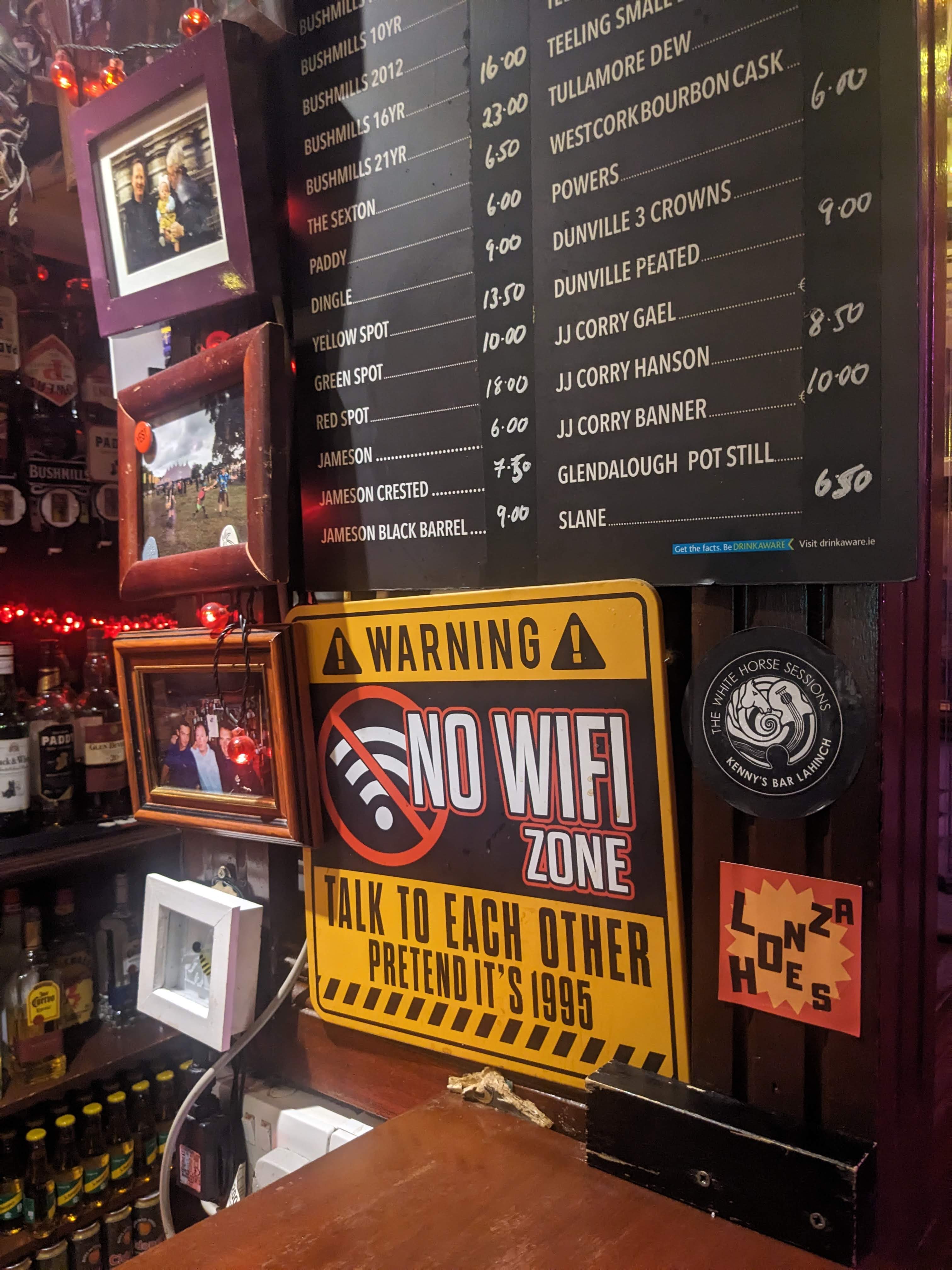 Máme nálepku a nebojíme se ji použít! Kenny's Bar, Lahinch | Foto: Honza Bartošek