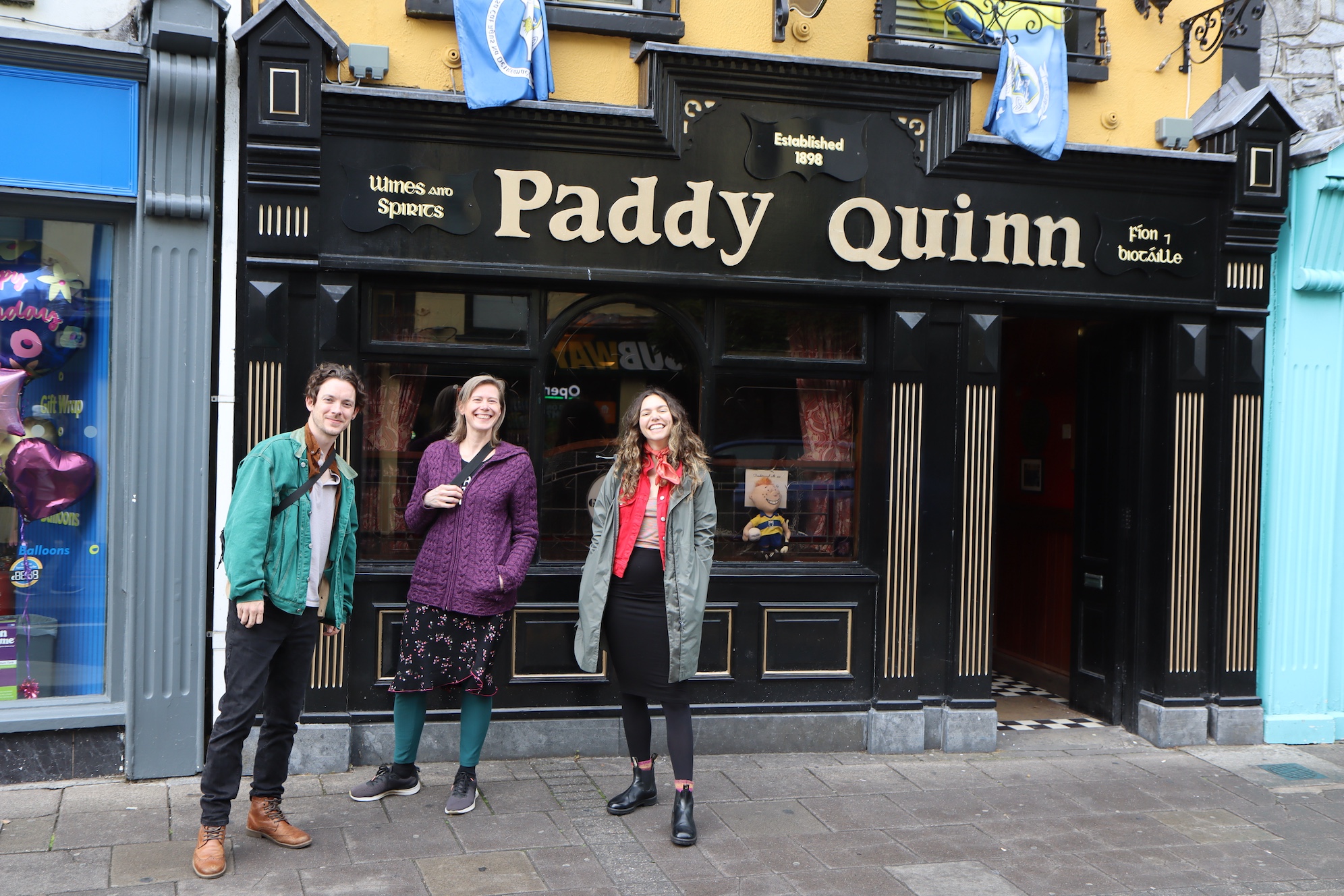 Loes, Caolán a jeho přítelkyně Jenn před barem Paddy Quinn's v Ennisu | Foto: Honza Bartošek