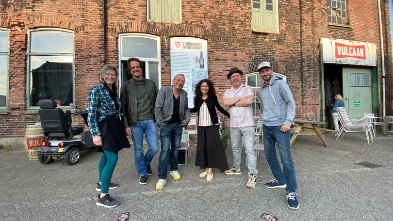 Loes, zvukař Jorrit den Broeder, mandolinista Arthur Deighton, pořadatelka Demet Ebben, Michel Ebben, Honza. | Foto: Hans van den Dorpel
