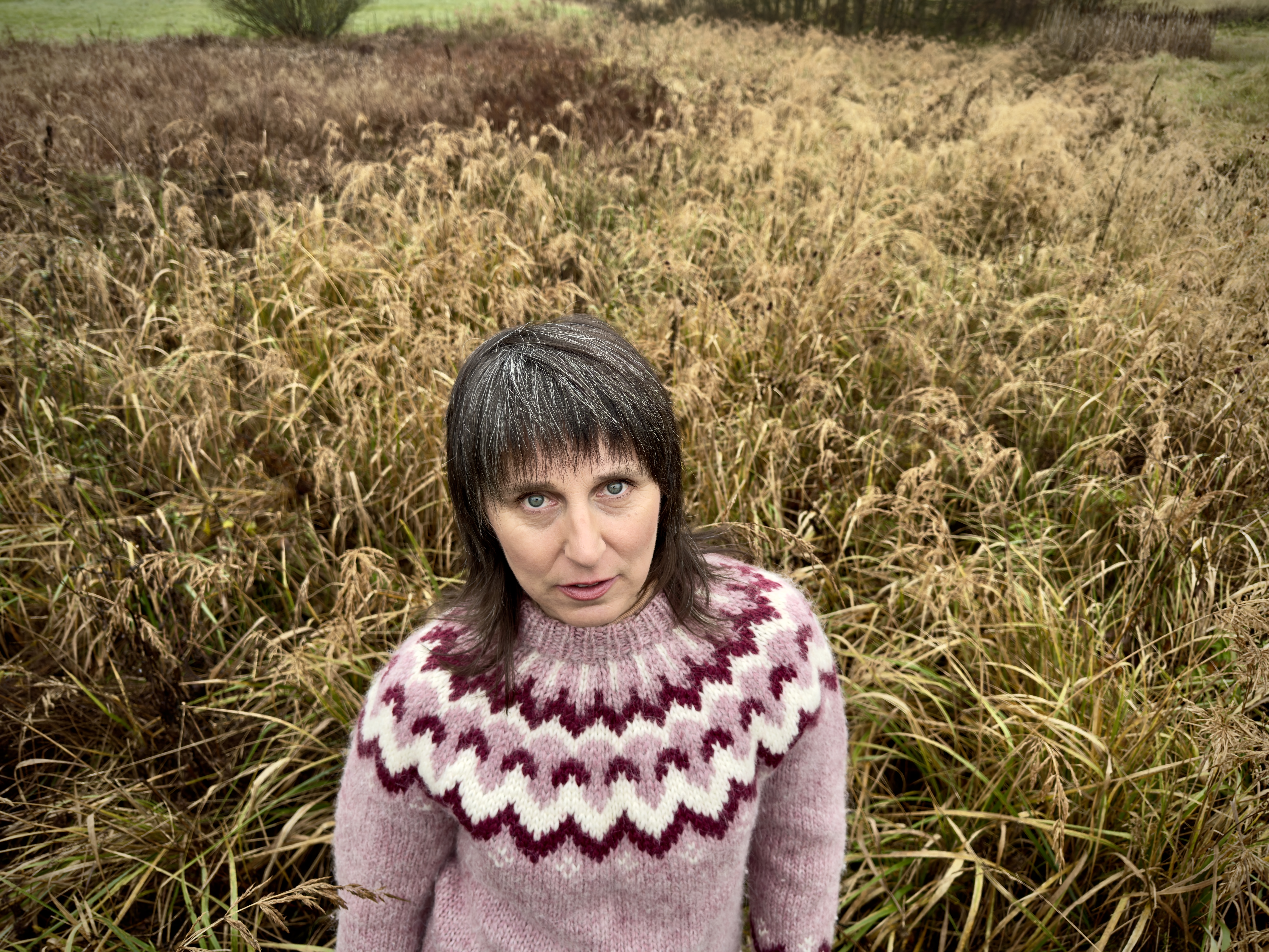 Už řadu let žije Lucie Dlabolová v malé obci v Podkrkonoší. „Mám tam víc klidu. V centrech se toho až moc děje, což člověka od tvorby spíš odvádí,“ říká písničkářka. | Foto: Petr Dlabola