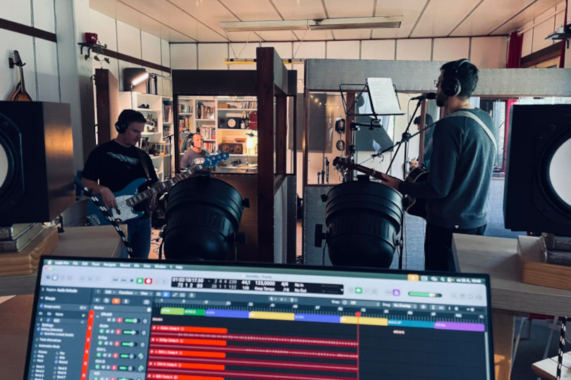 Během nahrávání u Adama Pakosty. | Foto: archiv kapely