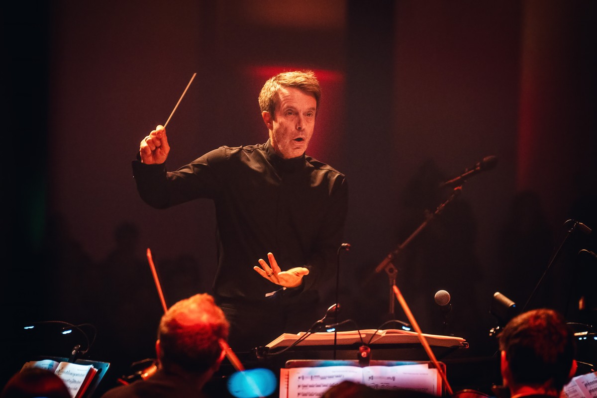 Harry Gregson-Williams, autor hudby k Shrekovi nebo Letopisům Narnie diriguje při závěrečném koncertě Composers Summit Prague 2025. | Foto: Petr Klapper