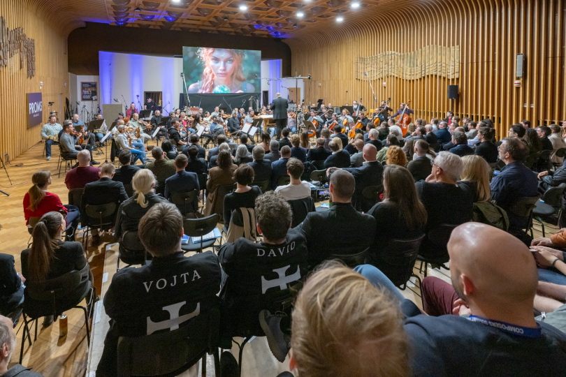 Hollywoodští skladatelé a partneři summitu Composers Summit Prague, jehož je INTERGRAM partnerem, sledují Showcase nadaných skladatelů. | Foto: Jan Urbánek