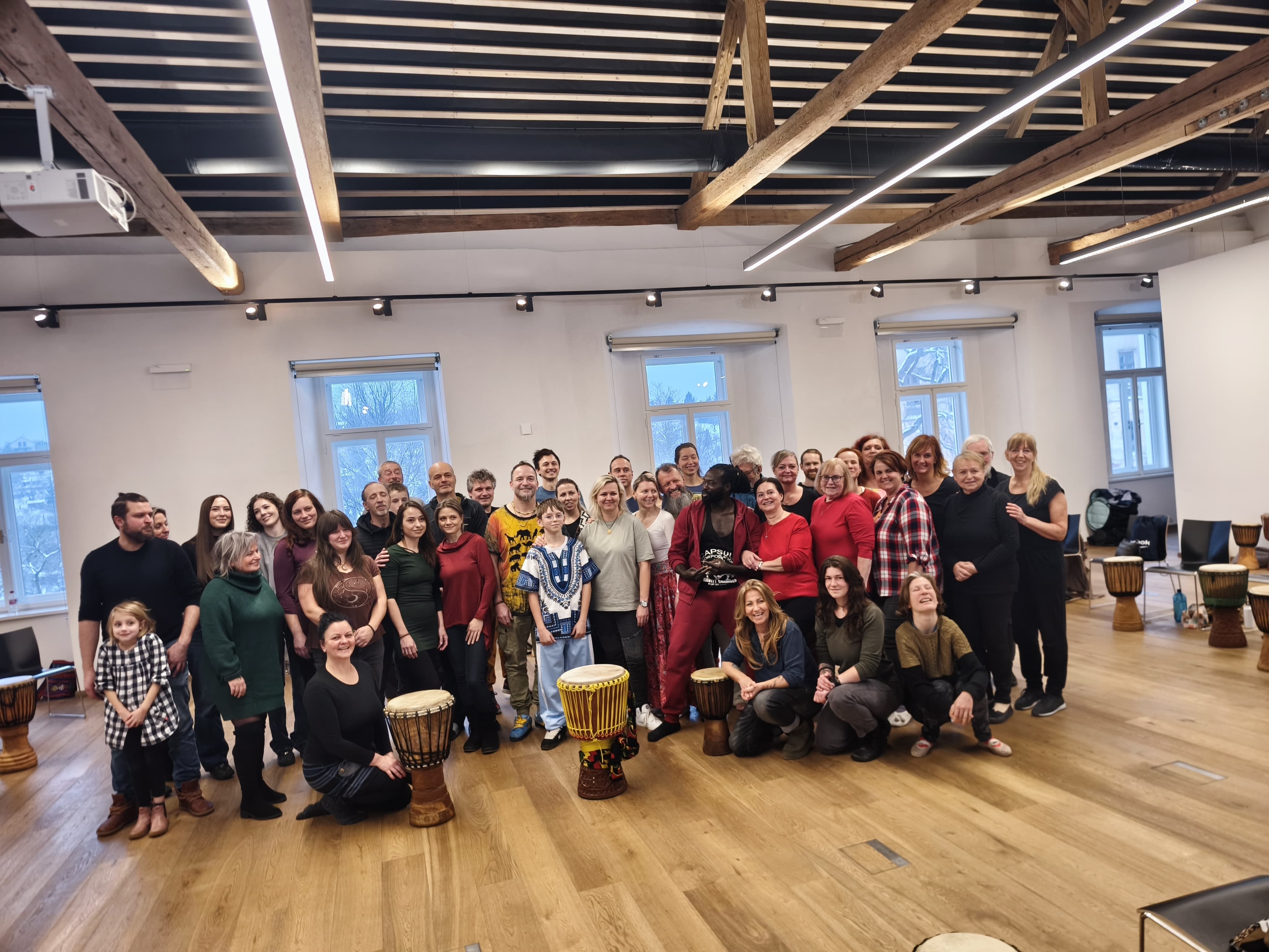 Workshop Senegalský rytmus rozšiřuje kulturní a vzdělávací nabídku a podporuje setkávání lidí napříč všemi věkovými i sociálními skupinami. | Foto: archiv Moniky Böhmové