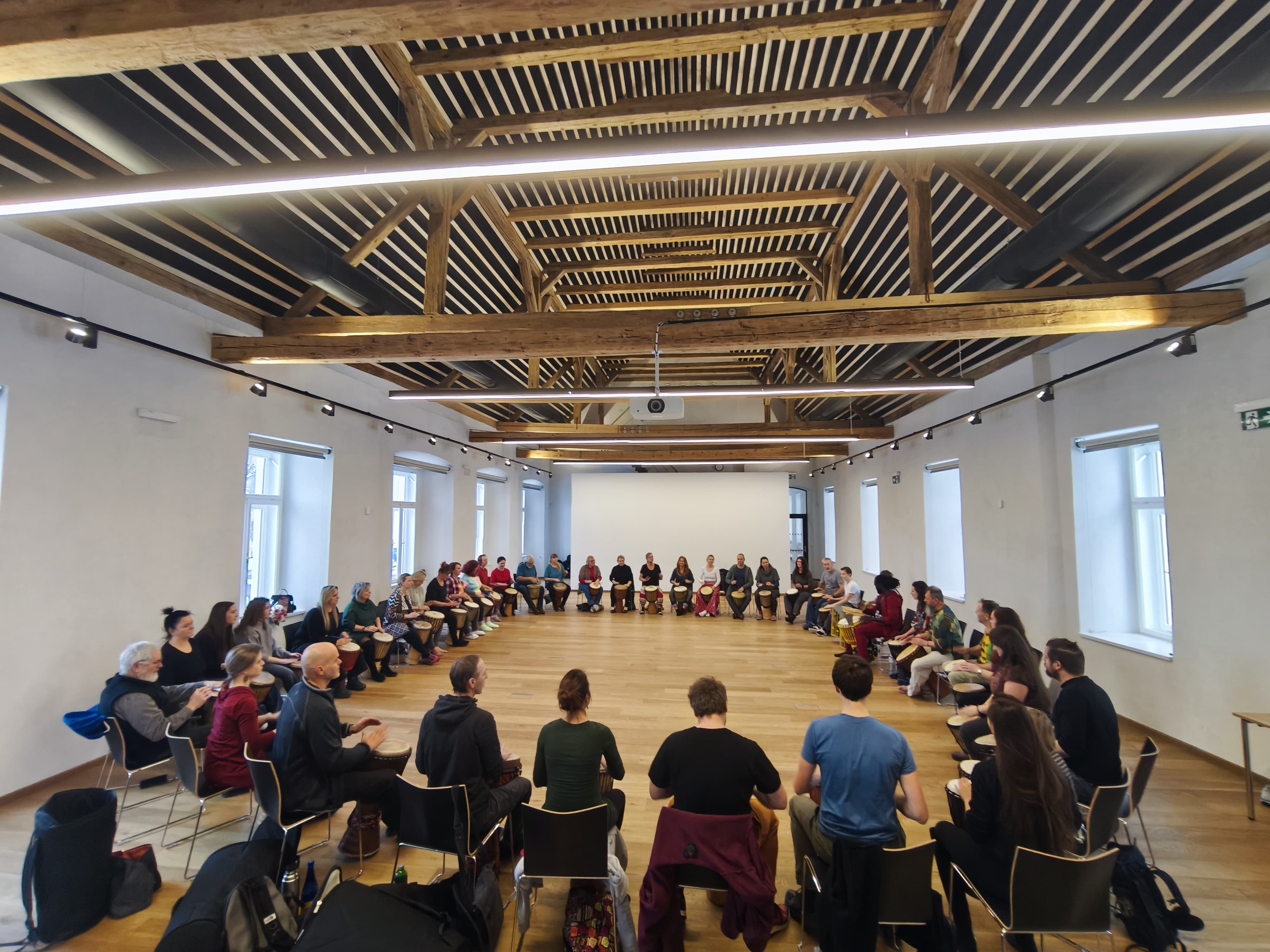 Workshop Senegalský rytmus rozšiřuje kulturní a vzdělávací nabídku a podporuje setkávání lidí napříč všemi věkovými i sociálními skupinami. | Foto: archiv Moniky Böhmové