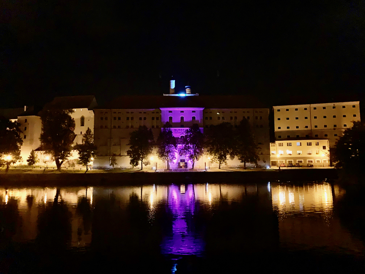 Budova galerie Sladovna zářící po setmění jako maják kultury, foto: archiv klubu