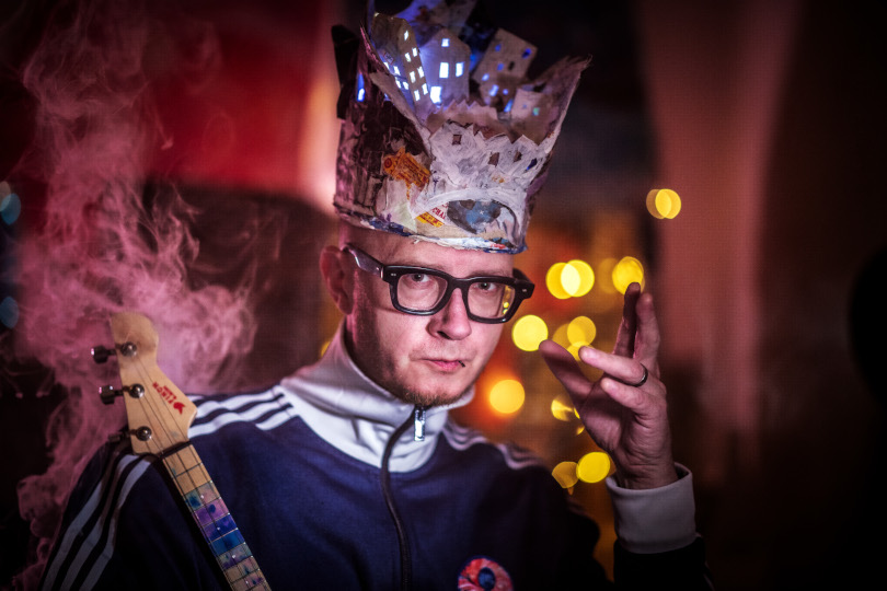 „Malování je na rozdíl od hudby dost osamělá činnost,“ přiznává Jakub. „Ale když zrovna nepropadám tísni, cítím se v ateliéru svobodný a šťastný.“ | Foto: Vojtěch Vlk 