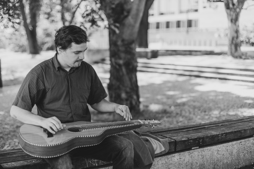 V 15:30 zahraje kytarista Jakub Šimanský. | Foto: archiv ReConnect