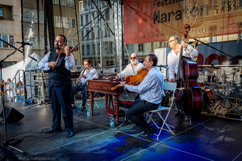 Jedním z vystupujících na Django scéně byl i Marek Balog (v černé vestě) v doprovodu maďarských hudebníků. | Foto: Matúš Šafranka