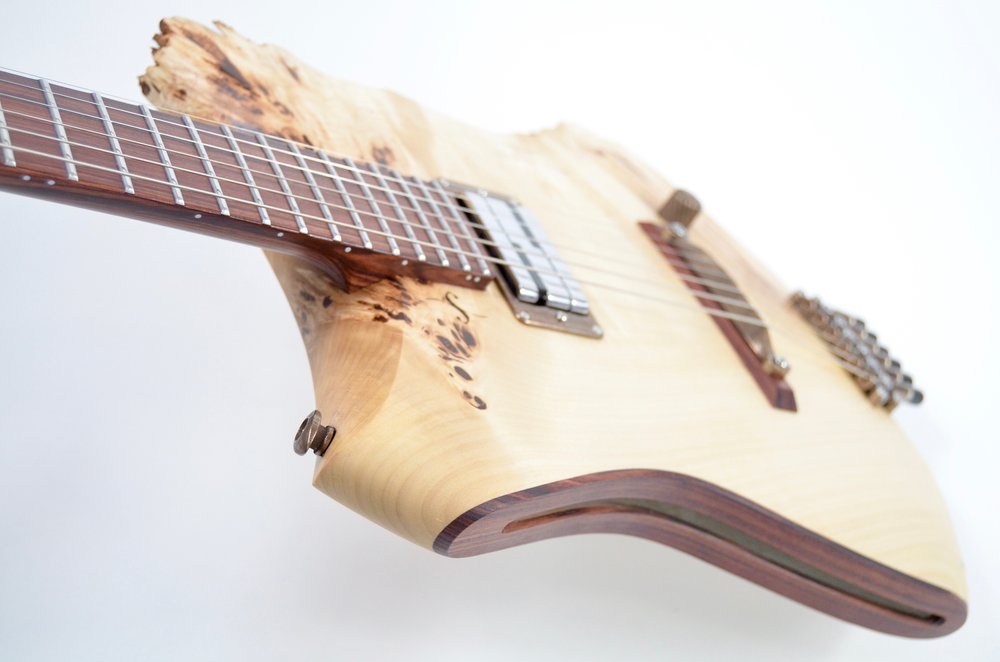 Detail štěrbiny na kytaře Mokyguo, inspirované nástroji japonských mnichů. | Zdroj: Web sankeyguitars.com