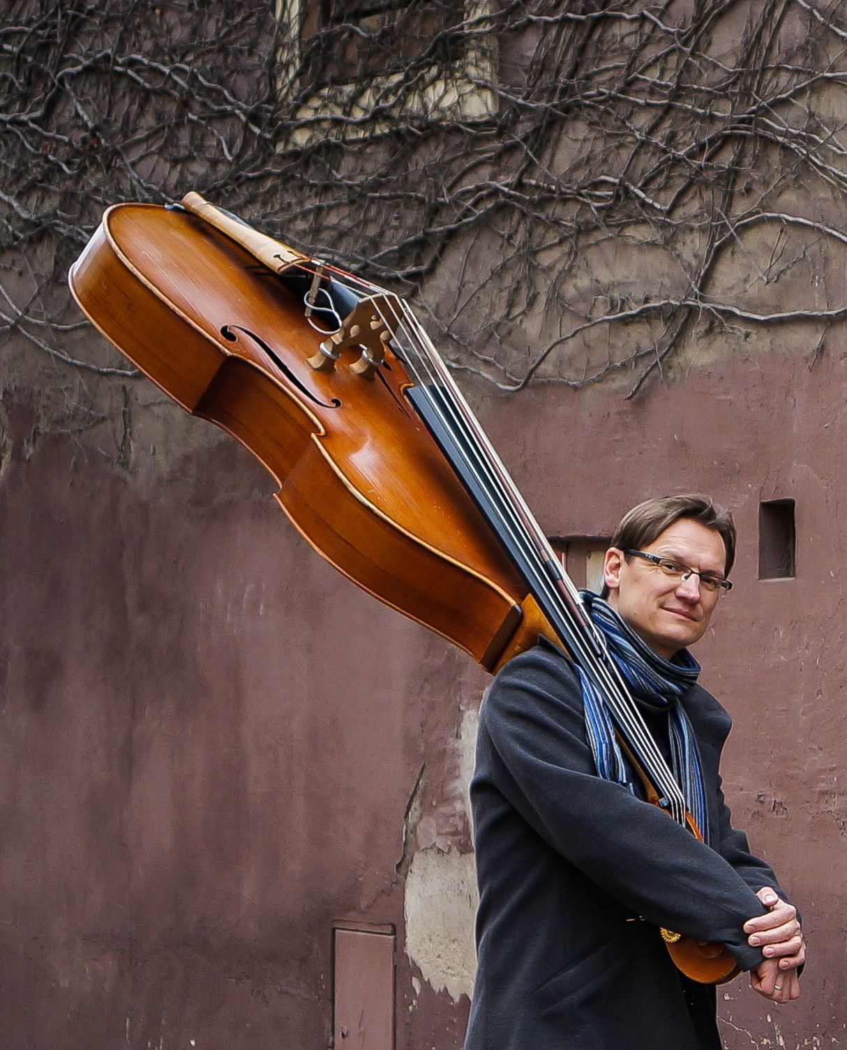 Petr Tichý s basou. Foto Natallia Kuzniatsova