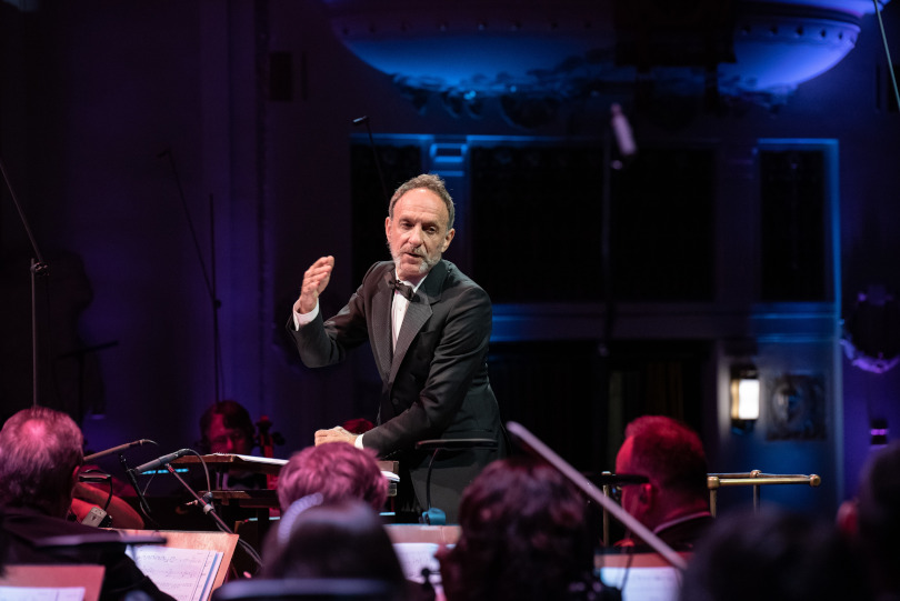 Oskarový skladatel Mychael Danna diriguje oceňovanou skladbu Life of Pi.  | Foto: Kač Brožová